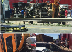 В Пятигорске КамАЗ с щебнем сбил пешеходов и опрокинулся на автостоянку