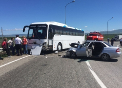 "Приора" на огромной скорости врезалась в автобус с детьми на Ставрополье