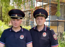 Кадры с места пожара от первого лица: как двое полицейских вывели жильцов из горящего дома в Ставрополе