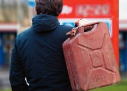 В Левокумском районе задержаны приятели, слившие 100 литров дизельного топлива