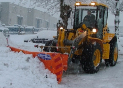 С самого утра в Ставрополе техника борется со снегом