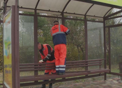 Неадекватный мужчина, поссорившись с подругой, разнес остановку в Ставрополе