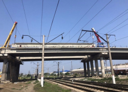 На новом путепроводе в Невинномысске ставят последнюю балку