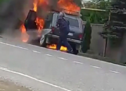 Смелый мужчина не побоялся в одиночку тушить охваченную пламенем "Ниву" на Ставрополье