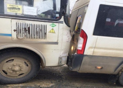 Автобус и маршрутка столкнулись на проспекте Юности из-за гололеда в Ставрополе