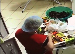 Алчная работница ресторана "обчистила" кошелек своего коллеги на рабочем месте в Ессентуках и попала на видео