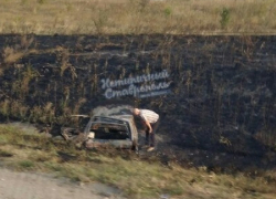 "Легковушка" полностью сгорела в кювете у дороги под Ставрополем