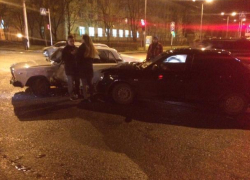 Молодой человек повредил руку при столкновении "Приоры" и "семерки" в центре Ставрополя