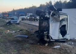 В Пятигорске на трассе легковушка на «летней» резине врезалась в грузовик