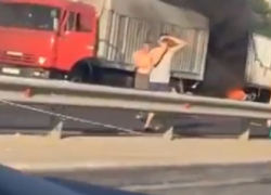 Грузовик с прицепом загорелся после столкновения на трассе Ставрополья