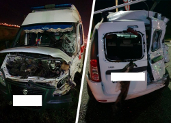 Три человека получили травмы в аварии с машиной скорой помощи на трассе Петровского округа