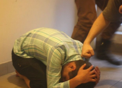 Несовершеннолетний мучитель с другом систематически жестоко избивал и грабил инвалида на Ставрополье