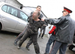 Ставрополец затеял жесткую драку с участковым и получил четыре года "строгача" 