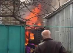 На улице Севрюкова в Ставрополе загорелся дом