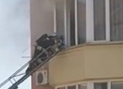 Серьезный пожар уничтожил квартиру в пятигорской многоэтажке