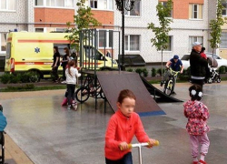 Маленькая девочка сломала шею после падения с горки на детской площадке в Ставрополе