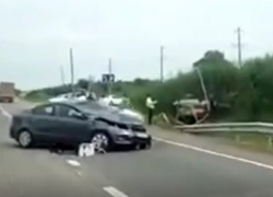 Разбитые иномарки после жесткого ДТП на трассе под Пятигорском попали на видео