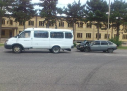 При столкновении легковушки с маршруткой пострадали три человека в Ессентуках