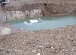 На Ставрополье два человека погибли при падении автомобиля в канал