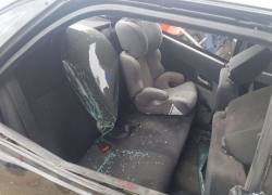 Проскочивший на "красный" и влетевший в грузовик водитель «Приоры» отправил в больницу жену и 3-летнего сына на Ставрополье