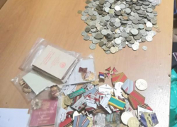 На Ставрополье поймали укравшего коллекцию монет и медалей на 120 тысяч рублей мужчину