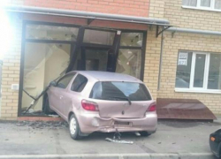 В Ставрополе автомобиль врезался в фасад здания
