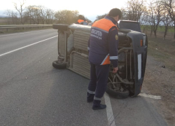 «Ока» перевернулась на трассе в Ставрополье из-за неудачного маневра водителя