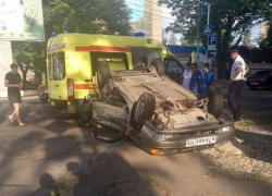 Автомобиль перевернулся от мощного столкновения в центре Ставрополя