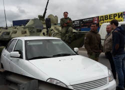 Бронетранспортер врезался в "Приору" в Пятигорске