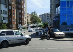 Сбитого «Калиной» на повороте мотоциклиста увезли в реанимацию в Ставрополе 