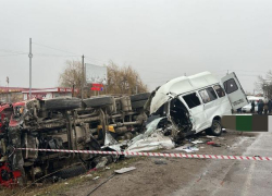 Семь человек погибли в результате столкновения маршрутки и грузовика на Ставрополье