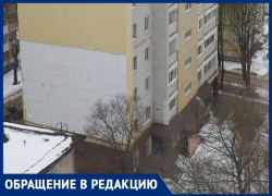 Из-за ветра в Ставрополе оторвалась часть фасада многоквартирного дома