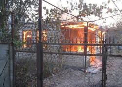 На Ставрополье детишки пытались разжечь костер и сожгли дом