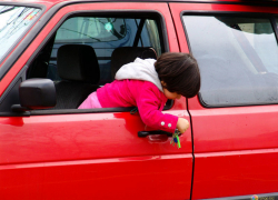 В Ставрополе эвакуатор забрал автомобиль вместе с ребенком внутри