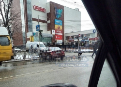 "Хонда"выехала на "встречку" и снесла ограждение в центре Ставрополя