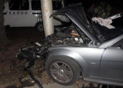 "Мерседес" вылетел с дороги и врезался в опору ЛЭП: три человека попали в больницу