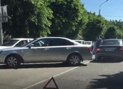 Серьезная пробка образовалась в центре Ставрополя из-за утренней аварии «Приоры» и иномарки