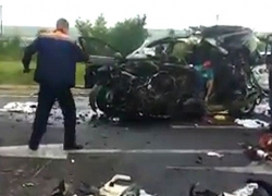  Семья из Франции с детьми погибла в страшном лобовом столкновении "Шевроле" с грузовиком по пути в МинВоды