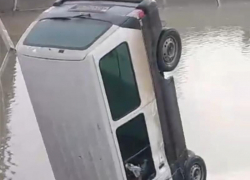 Съехал с дороги и ушел под воду автомобиль с семейной парой на Ставрополье