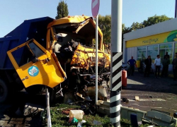 Тройное ДТП с двумя большегрузами и "легковушкой" произошло на Ставрополье 