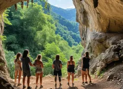 Толпы людей и незабываемый запах: чем озеро Провал в Пятигорске притягивает туристов