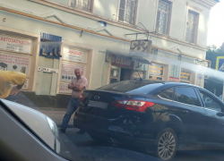 Столкновение "Форда" с микроавтобусом спровоцировало большую пробку в центре Ставрополя