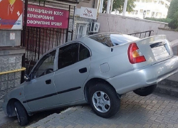 Пожилой водитель "Акцента" перепутал педали и влетел в стоматологию в Пятигорске