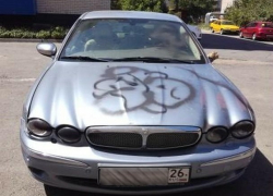 Неизвестные вандалы разрисовали чужой автомобиль краской и закупорили выхлопную трубу строительной пеной в Ставрополе