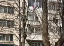 В Ставрополе спасли повисшего с балкона ребёнка