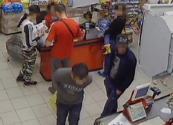  Попытка двух друзей пронести пакет с продуктами мимо кассы на Ставрополье попала на видео