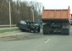 Появилось видео аварии на объездной Ставрополя с участием легковой и КамАЗа