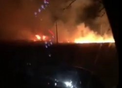 Сильный пожар возле ночной трассы попал на видео в Ставропольском крае 