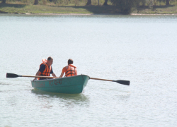 Мужчина нырнул с пирса в водоем и пропал под водой в Пятигорске