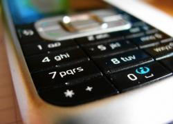 Мужчина перечислял себе деньги с мобильного телефона коллеги